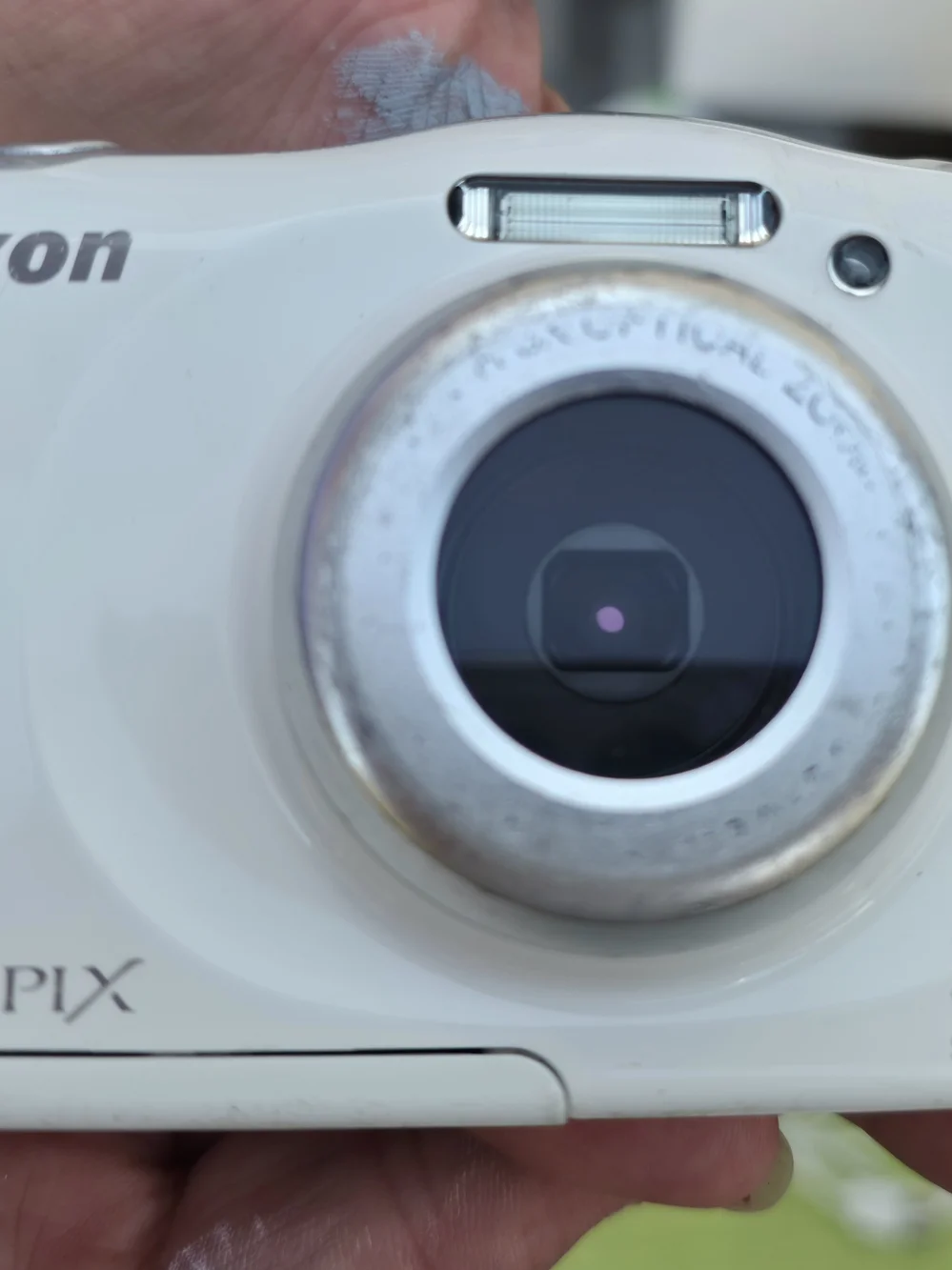Nikon COOLPIX S33 13.2MP Digital Camera White – Powers On – 3 Batteries